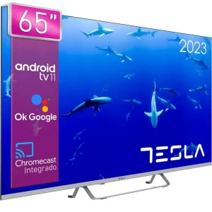 Técnicos reparando un televisor Tesla en Sator.