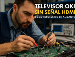 Técnico revisando puerto HDMI de televisor Oki sin señal, en taller de electrónica en Alicante